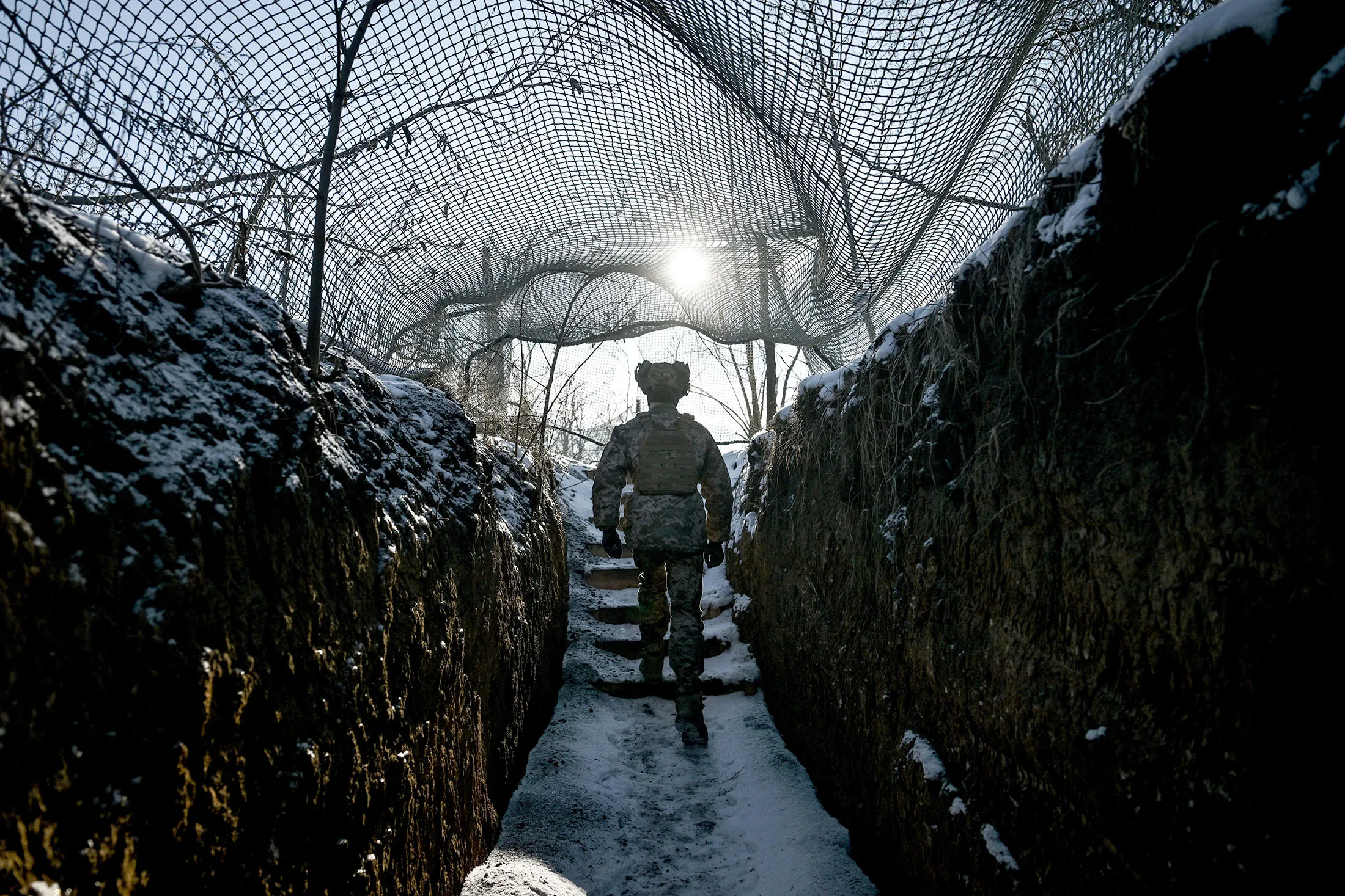 Український військовий 44-ї окремої артилерійської бригади на форпосту в Запорізькій області в лютому